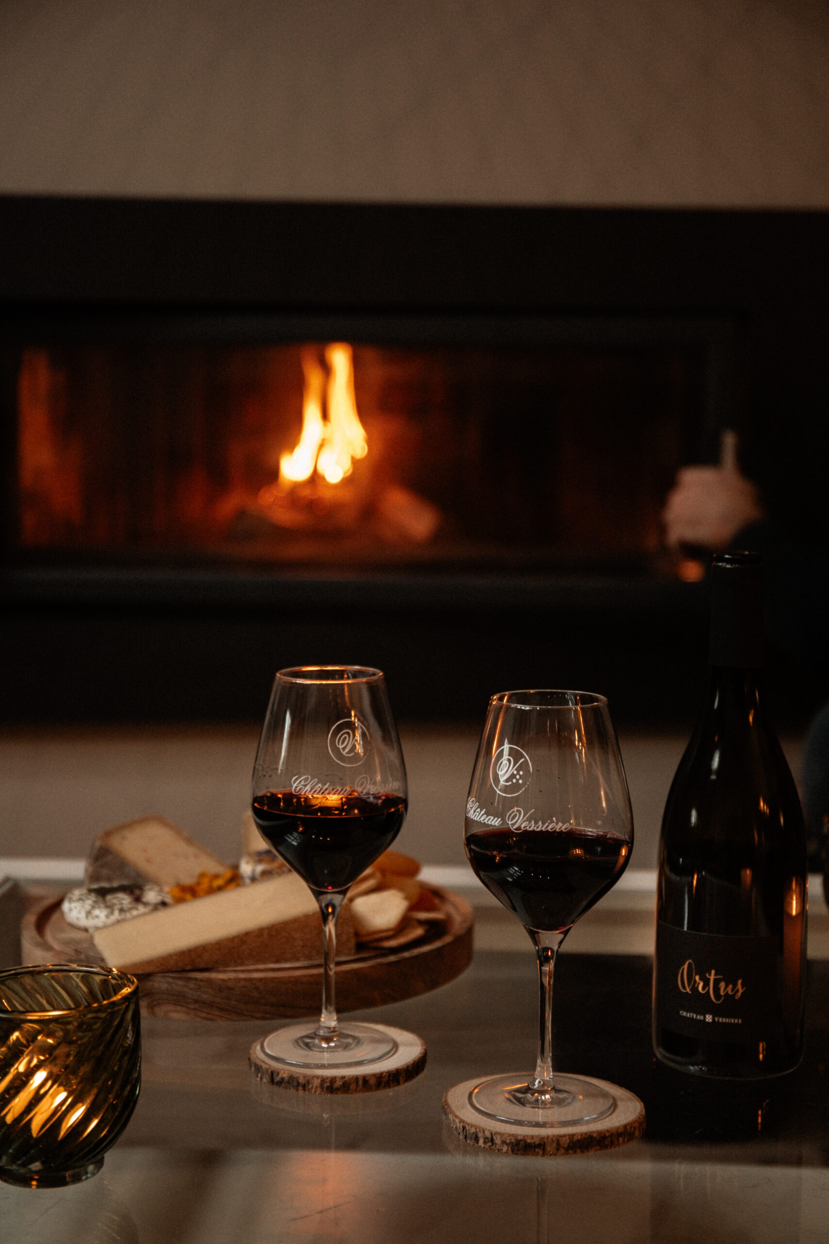 Bouteille et verres et de vin rouge, fromage et Ortus