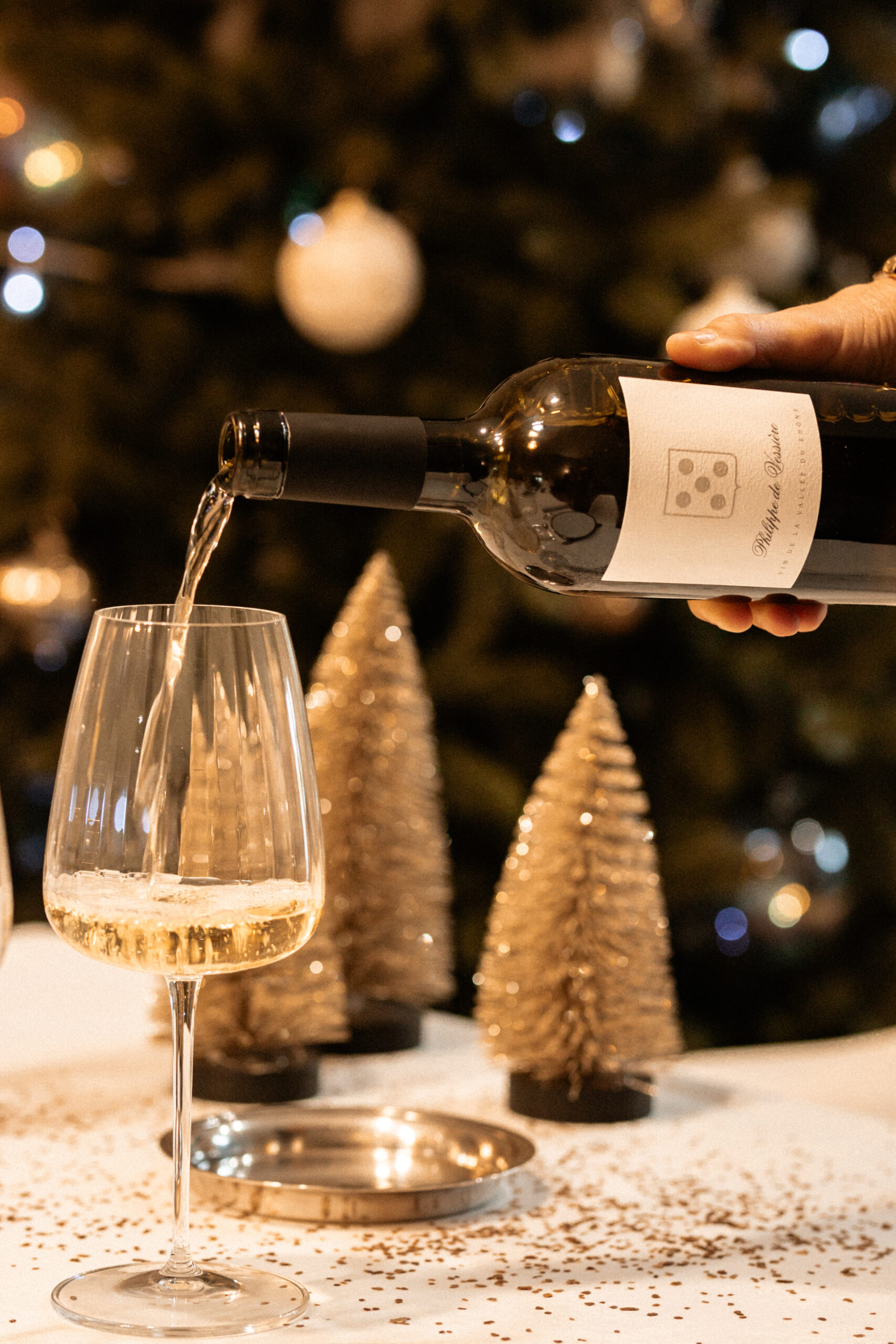 Bouteille et verre de blanc à noël